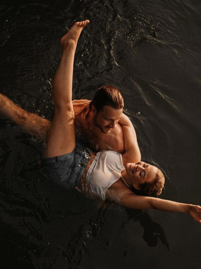 Romantisches Paarshooting im Wasser