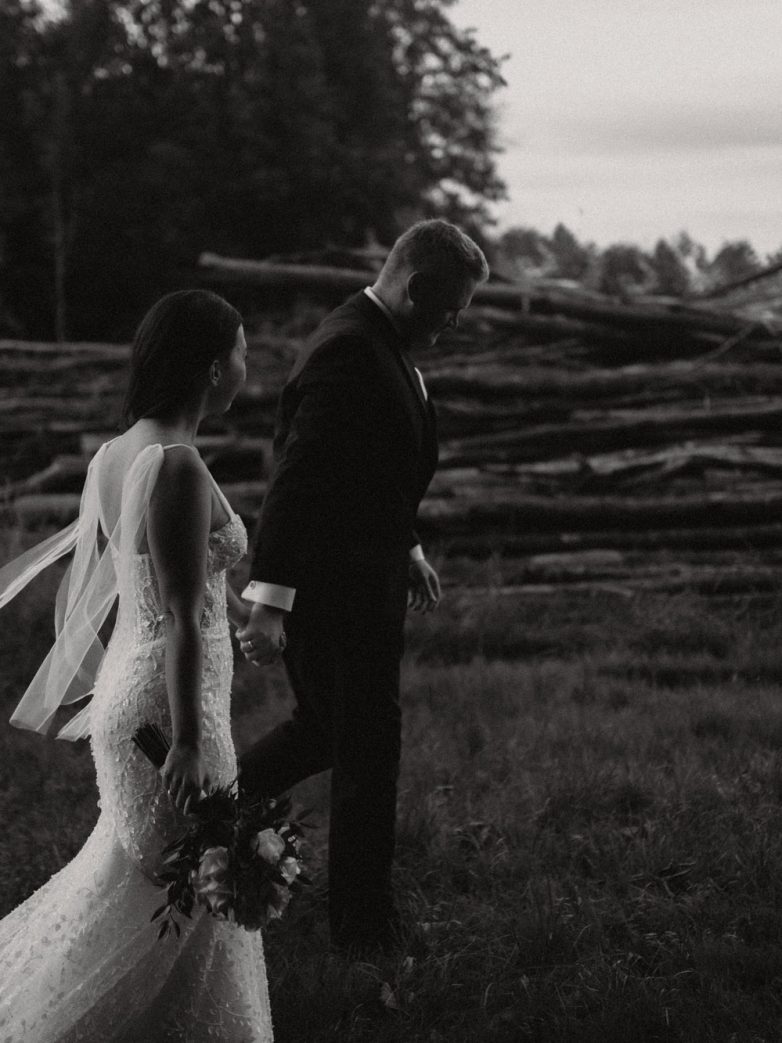 Braut und Bräutigam im Wald, Hand in Hand