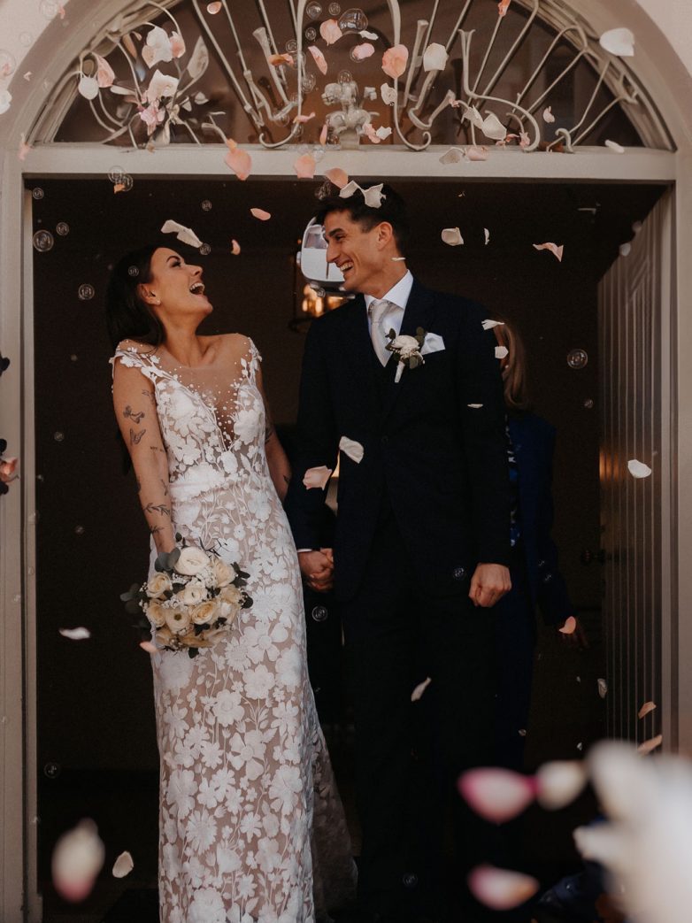 Paar bei der standesamtliche Trauung