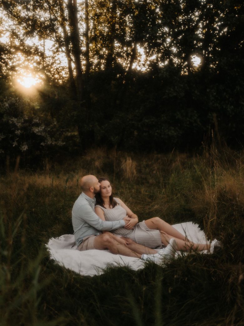 Paar bei Sonnenuntergang im Grünen.