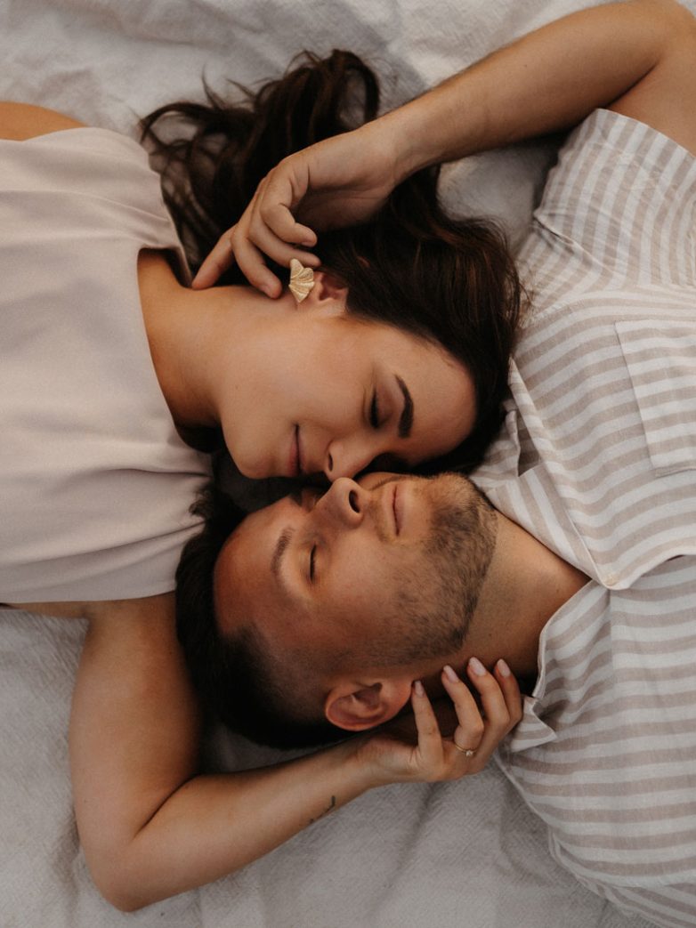 Sanfte Berührung, echte Verbundenheit – ein Moment voller Gefühl