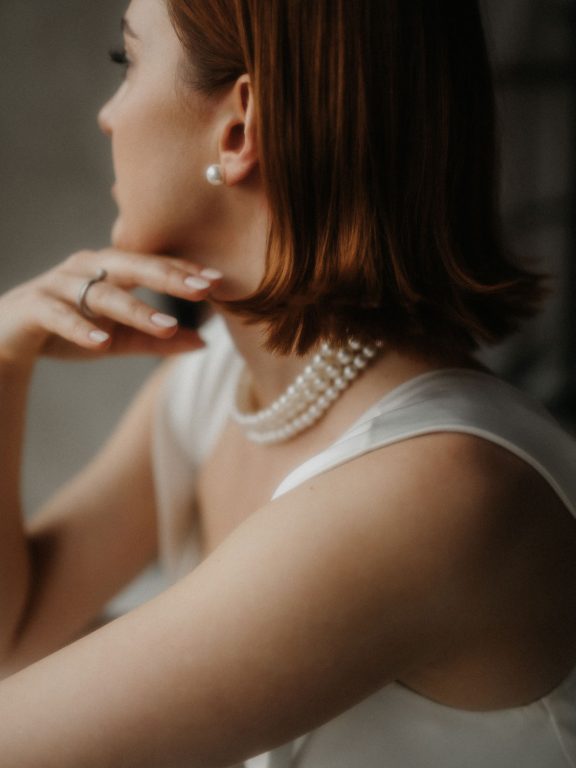 Stilvolle Braut mit klassischem Chic und kurzen Haaren.