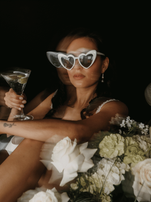 Eleganter Bridal-Look mit Retro-Vibes und coolen Details.