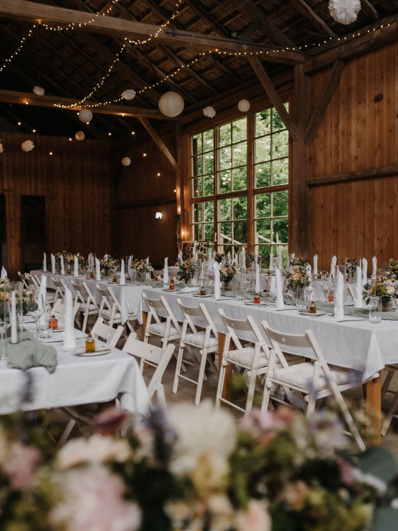 Liebevoll dekorierte Hochzeitslocation im Grünen